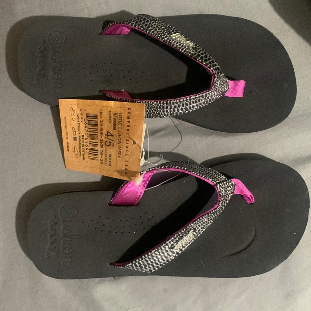 New with tags, kids reefs size 4/5. Slight dent in cushion